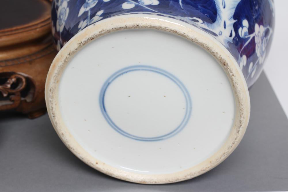A CHINESE PORCELAIN JAR AND COVER of inverted baluster form, painted in underglaze blue with the - Bild 5 aus 15