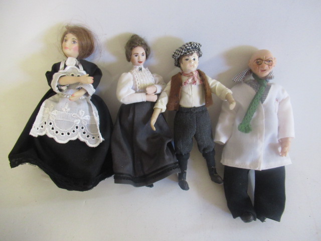 A box of doll's house dolls and furniture, mainly shop pieces, including two shop counters, a - Bild 3 aus 3