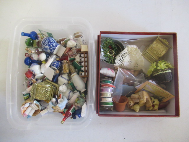 A box of doll's house dolls and furniture, mainly shop pieces, including two shop counters, a - Bild 2 aus 3