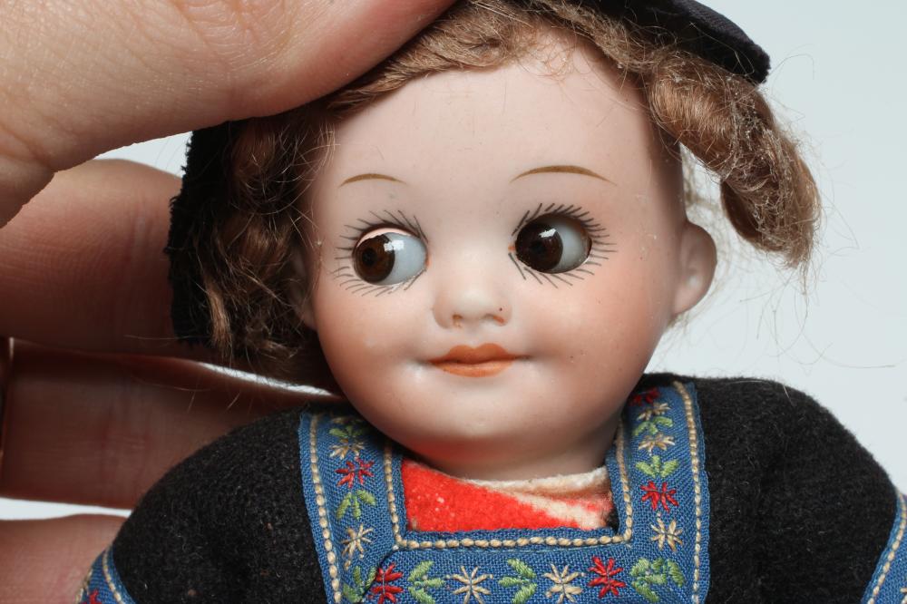 An Armand Marseille googlie eye Dutch girl, with bisque socket head, brown glass sleeping eyes, - Bild 2 aus 3