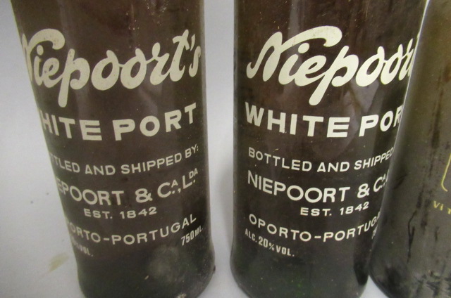 Four bottles of fortified wine, comprising 2 bottles Nieport's white port, 1 bottle Quinta do - Image 2 of 4