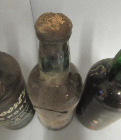 Four bottles of fortified wine, comprising 2 bottles Nieport's white port, 1 bottle Quinta do - Image 3 of 4