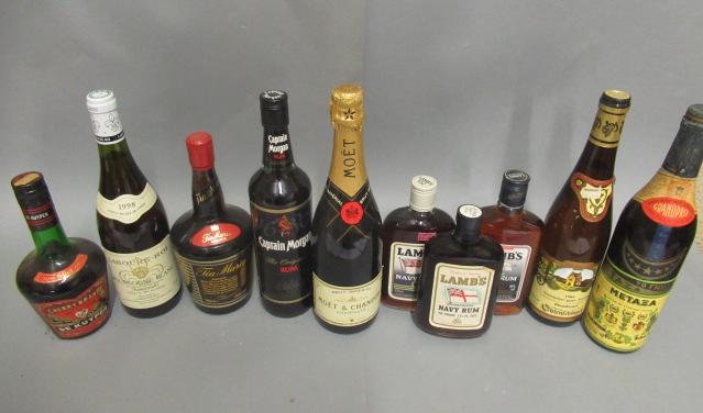 10 mixed bottles of alcohol, comprising 1 bottle Moet & Chandon Imperial Brut champagne, 1 Captain