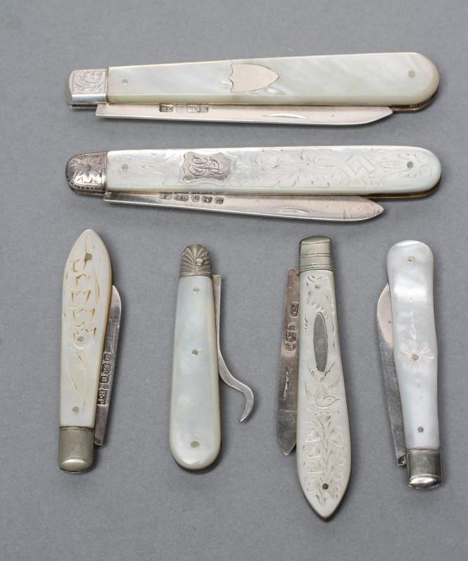 A COLLECTION OF FIVE FOLDING FRUIT KNIVES all with silver blades and mother of pearl handles,