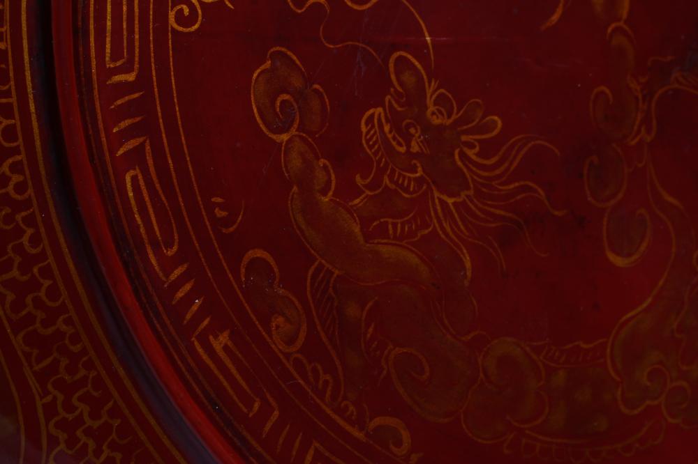 A LARGE VIETNAMESE RED LACQUER BETEL BOX AND COVER, modern, of plain cylindrical form with lift- - Bild 2 aus 7