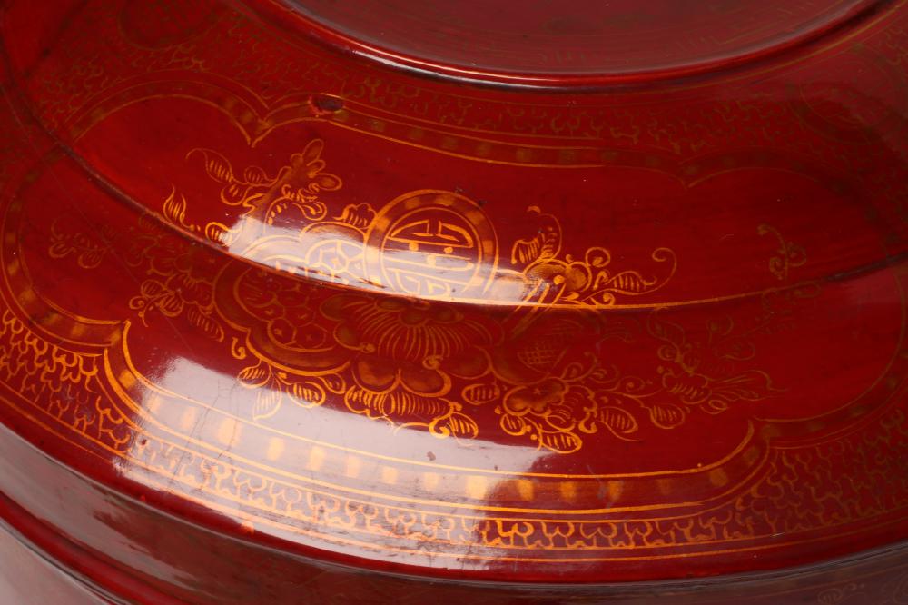 A LARGE VIETNAMESE RED LACQUER BETEL BOX AND COVER, modern, of plain cylindrical form with lift- - Bild 3 aus 7