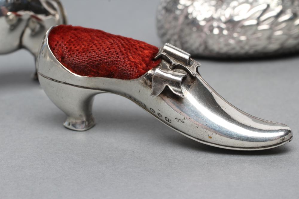 THREE NOVELTY SILVER PIN CUSHIONS comprising a shoe with bow and buckle on a Louis heel, - Bild 4 aus 4