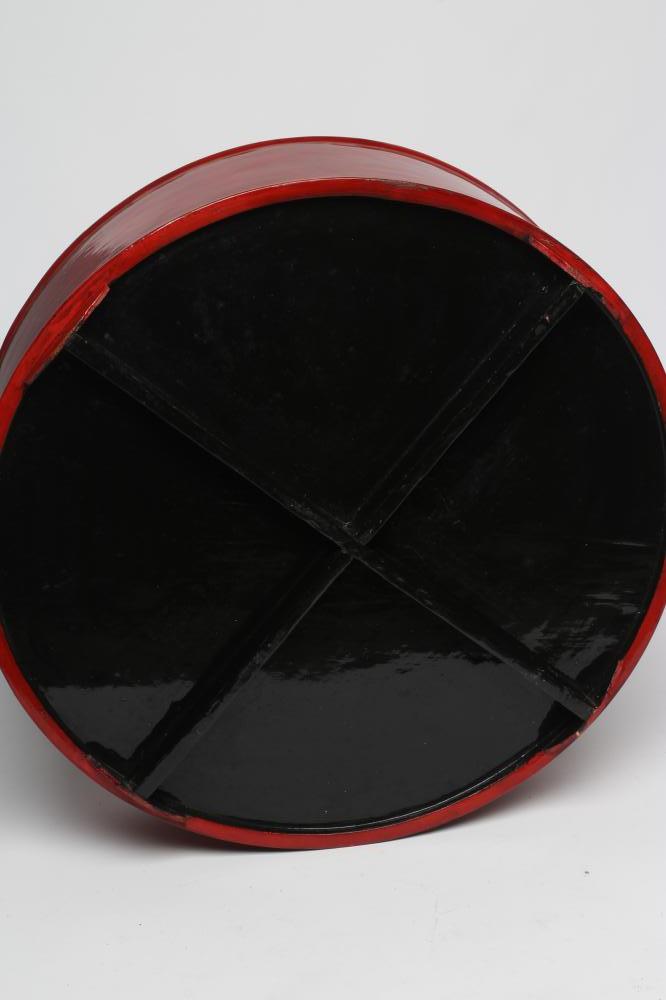 A LARGE VIETNAMESE RED LACQUER BETEL BOX AND COVER, modern, of plain cylindrical form with lift- - Bild 7 aus 7