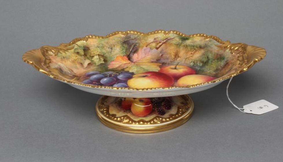 A ROYAL WORCESTER CHINA LOW PEDESTAL DISH, 1930, of lobed oval form with two escallop shell lug - Image 2 of 5