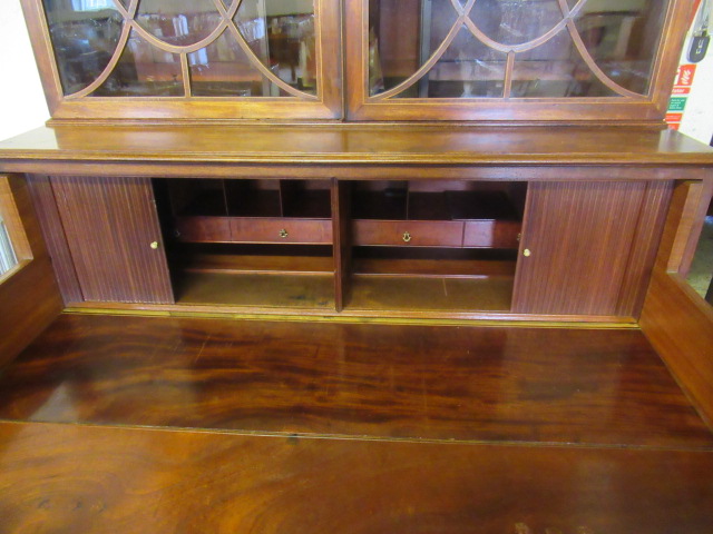 A GEORGIAN MAHOGANY SECRETAIRE BOOKCASE, c.1800, with rosewood banding and stringing, the lambrequin - Image 10 of 15