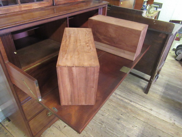 A GEORGIAN MAHOGANY SECRETAIRE BOOKCASE, c.1800, with rosewood banding and stringing, the lambrequin - Image 13 of 15