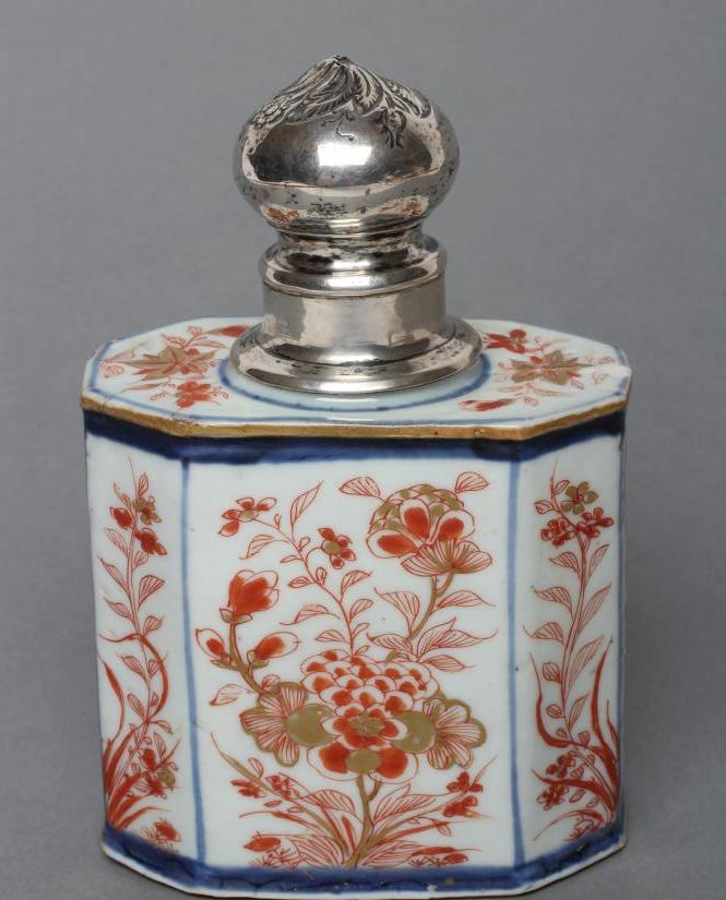 A CHINESE IMARI PORCELAIN TEA CANISTER of canted oblong section, painted in underglaze blue and