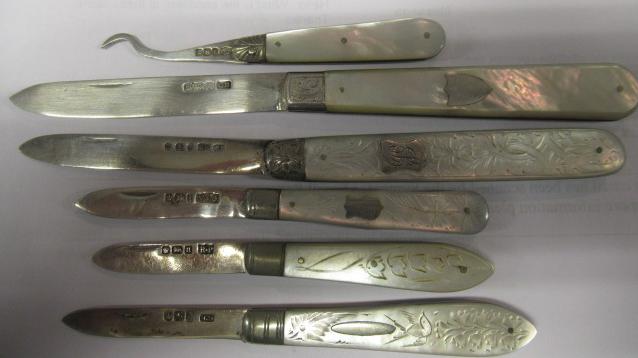 A COLLECTION OF FIVE FOLDING FRUIT KNIVES all with silver blades and mother of pearl handles, - Image 5 of 8