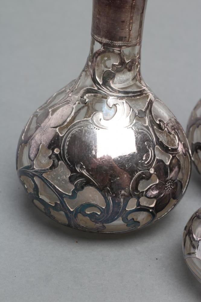 A PAIR OF AMERICAN CLEAR GLASS SCENT BOTTLES AND STOPPERS, early 20th century, of baluster form with - Image 2 of 3