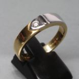 A GENTLEMAN'S 18CT BI-COLOUR GOLD WEDDING RING, the reeded buckle set with a brilliant cut diamond