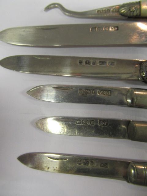 A COLLECTION OF FIVE FOLDING FRUIT KNIVES all with silver blades and mother of pearl handles, - Image 6 of 8