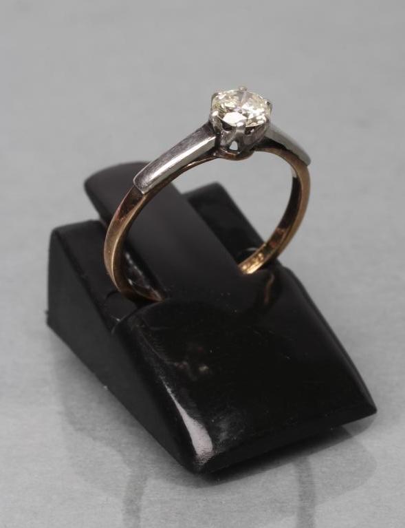 A SOLITAIRE DIAMOND RING, the round brilliant of approximately 0.25cts, claw set to white