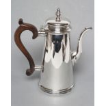 A QUEEN ANNE STYLE HOT WATER JUG, maker A. Haviland-Nye, London 1969, of plain tapering