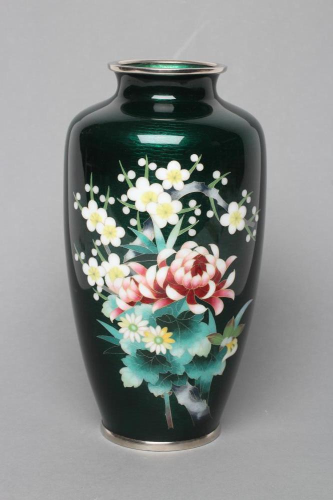 A JAPANESE ANDO GINBARI ENAMEL VASE of rounded cylindrical form inlaid in shades of pink, white,