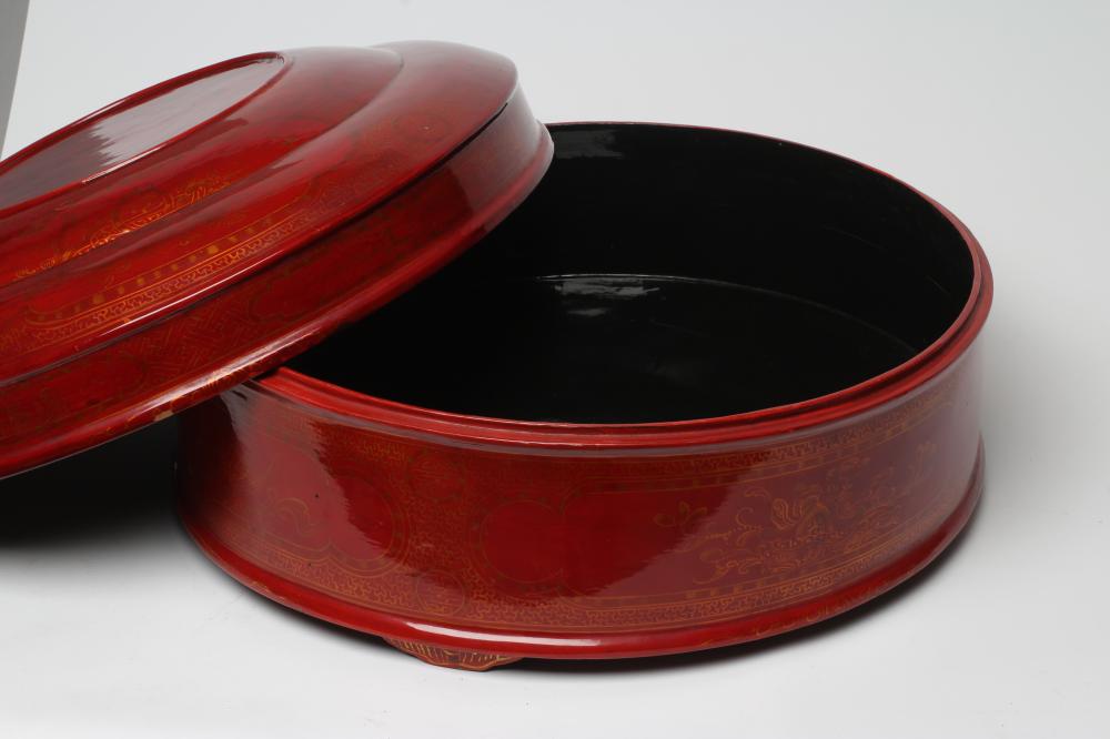 A LARGE VIETNAMESE RED LACQUER BETEL BOX AND COVER, modern, of plain cylindrical form with lift- - Bild 6 aus 7