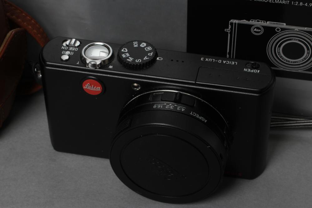 A LEICA D-LUX 3 DIGITAL CAMERA with DC Vario-Elmarit lens, leather case and box (Est. plus 21% - Image 2 of 6