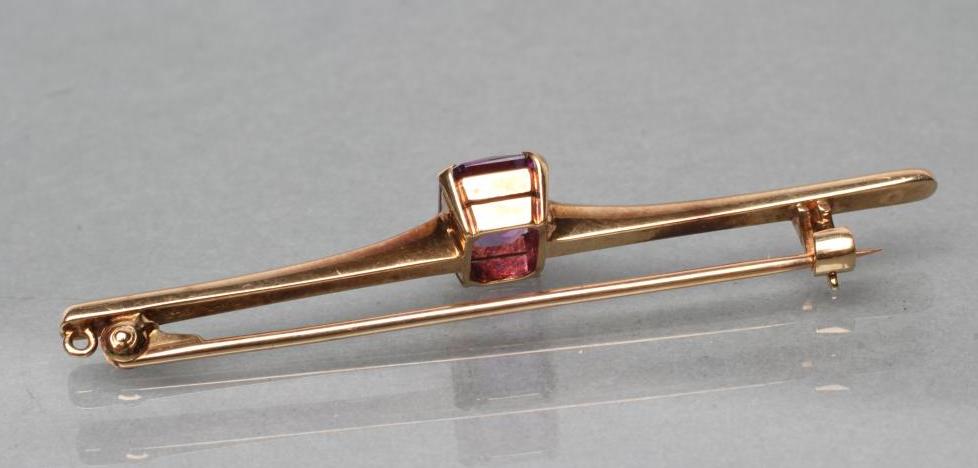 AN EDWARDIAN PROPELLOR BAR BROOCH centred by an oblong facet cut amethyst, stamped 9ct (Est. plus - Image 2 of 2