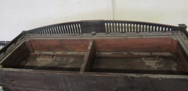 A GEORGIAN MAHOGANY SECRETAIRE BOOKCASE, c.1800, with rosewood banding and stringing, the lambrequin - Image 4 of 15