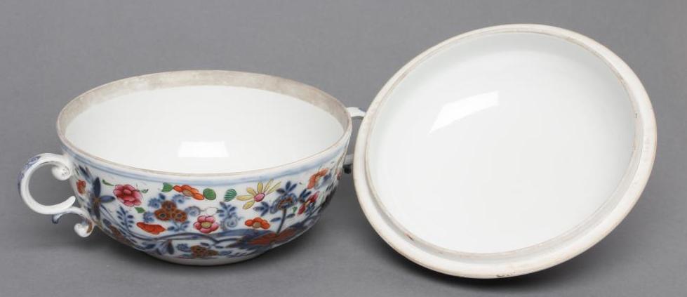 A MARCOLINI MEISSEN PORCELAIN ECUELLE AND COVER, early 19th century, of plain circular form with two - Image 3 of 5