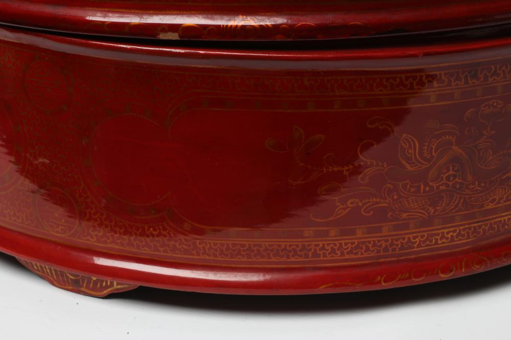 A LARGE VIETNAMESE RED LACQUER BETEL BOX AND COVER, modern, of plain cylindrical form with lift- - Bild 5 aus 7