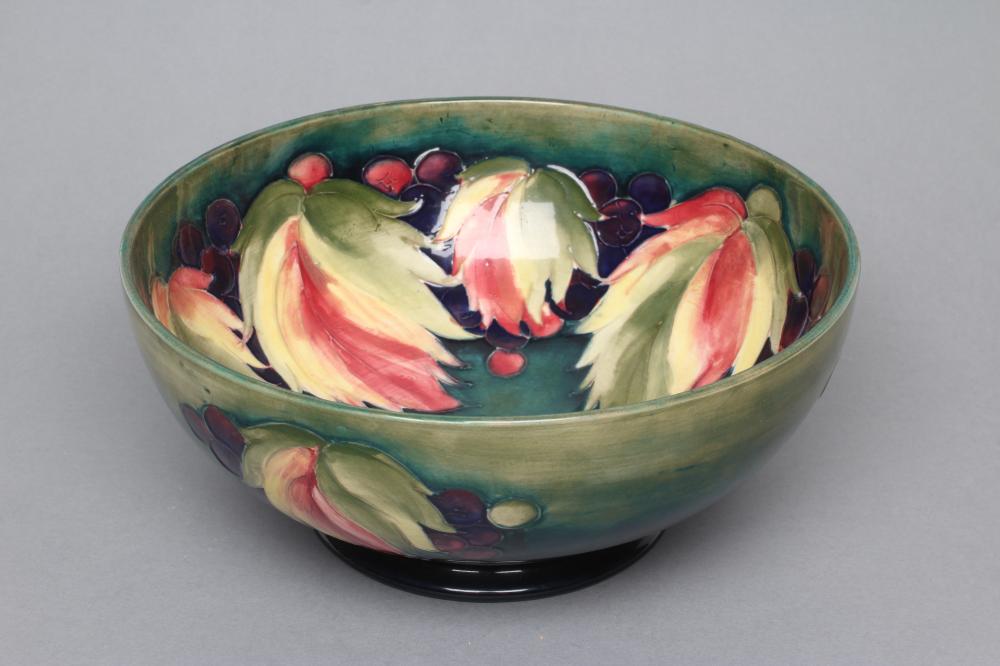 A MOORCROFT POTTERY LEAVES AND POTTERY PATTERN BOWL, mid 20th century, tubelined and painted in