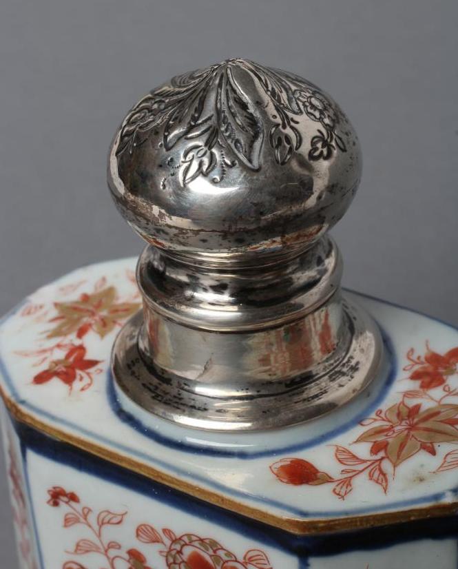 A CHINESE IMARI PORCELAIN TEA CANISTER of canted oblong section, painted in underglaze blue and - Image 3 of 5