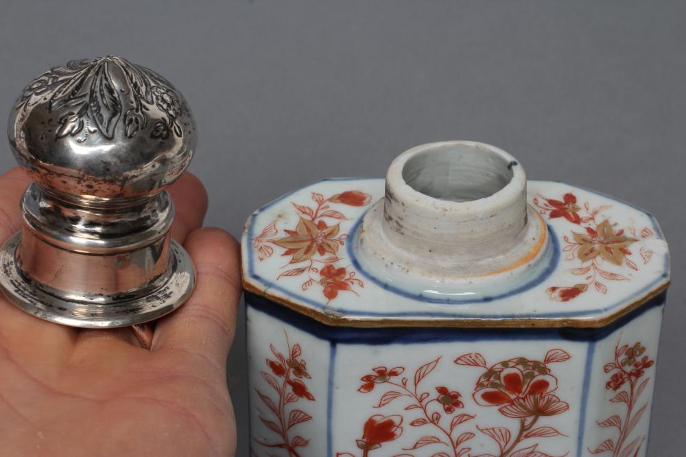 A CHINESE IMARI PORCELAIN TEA CANISTER of canted oblong section, painted in underglaze blue and - Image 4 of 5