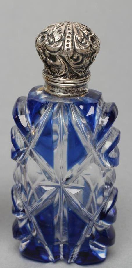 A COLLECTION OF GEORGIAN AND LATER GLASS SCENT BOTTLES, comprising "Le Parisien"- a ruby overlay - Image 4 of 7