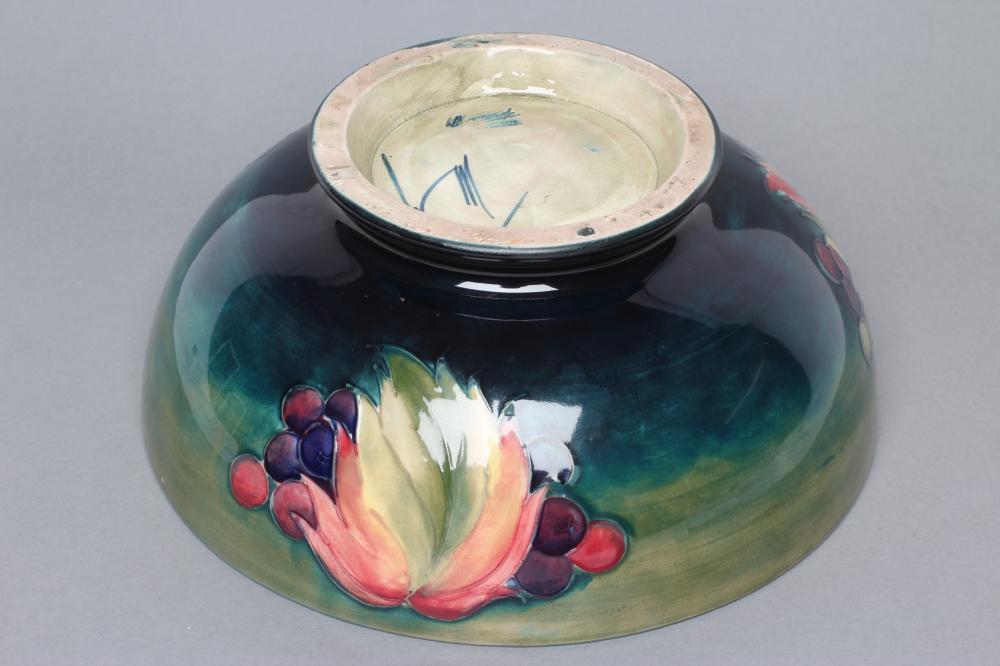 A MOORCROFT POTTERY LEAVES AND POTTERY PATTERN BOWL, mid 20th century, tubelined and painted in - Image 3 of 3