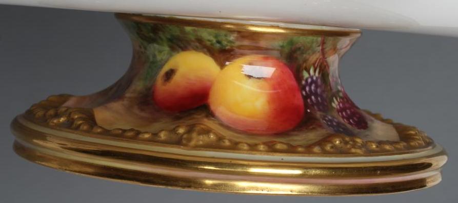 A ROYAL WORCESTER CHINA LOW PEDESTAL DISH, 1930, of lobed oval form with two escallop shell lug - Image 3 of 5