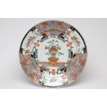 A CHINESE PORCELAIN CHARGER of plain circular form, painted in famille verte enamels with a