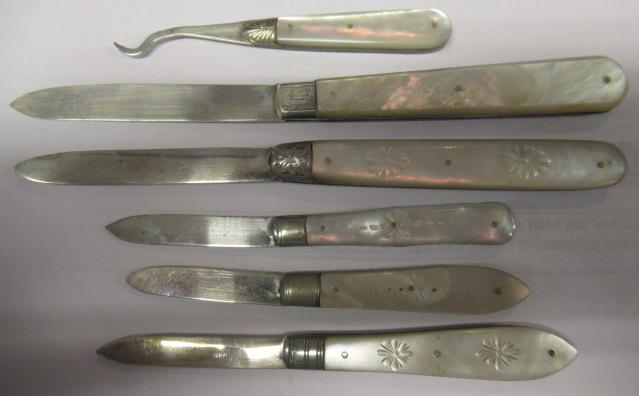 A COLLECTION OF FIVE FOLDING FRUIT KNIVES all with silver blades and mother of pearl handles, - Image 7 of 8