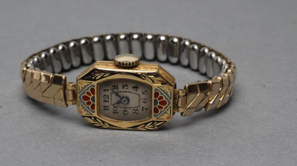 A LADY'S 18CT GOLD WRISTWATCH, the oblong silvered dial with black Arabic numerals, jewelled