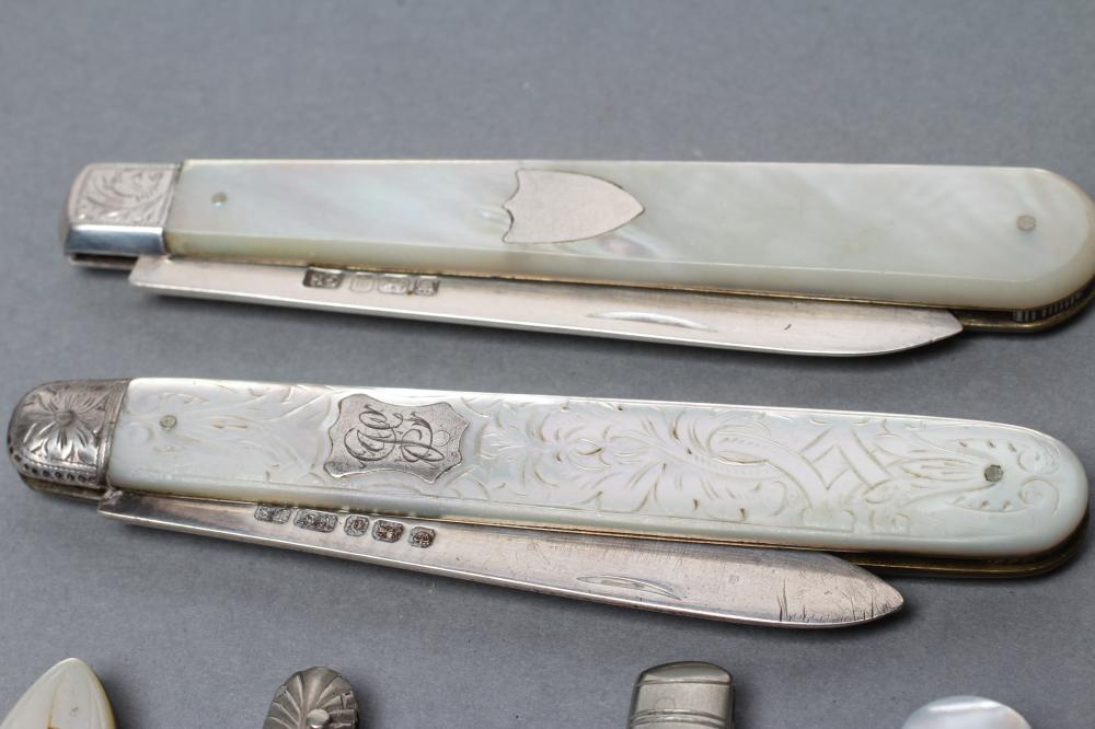 A COLLECTION OF FIVE FOLDING FRUIT KNIVES all with silver blades and mother of pearl handles, - Image 2 of 8