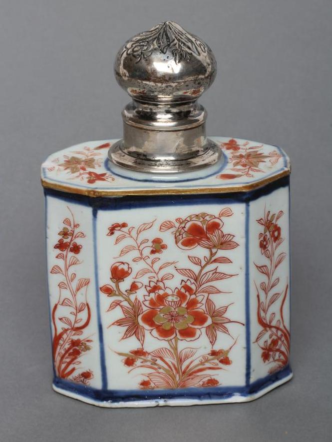 A CHINESE IMARI PORCELAIN TEA CANISTER of canted oblong section, painted in underglaze blue and - Image 2 of 5