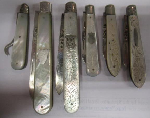 A COLLECTION OF FIVE FOLDING FRUIT KNIVES all with silver blades and mother of pearl handles, - Image 8 of 8