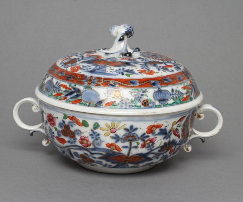 A MARCOLINI MEISSEN PORCELAIN ECUELLE AND COVER, early 19th century, of plain circular form with two