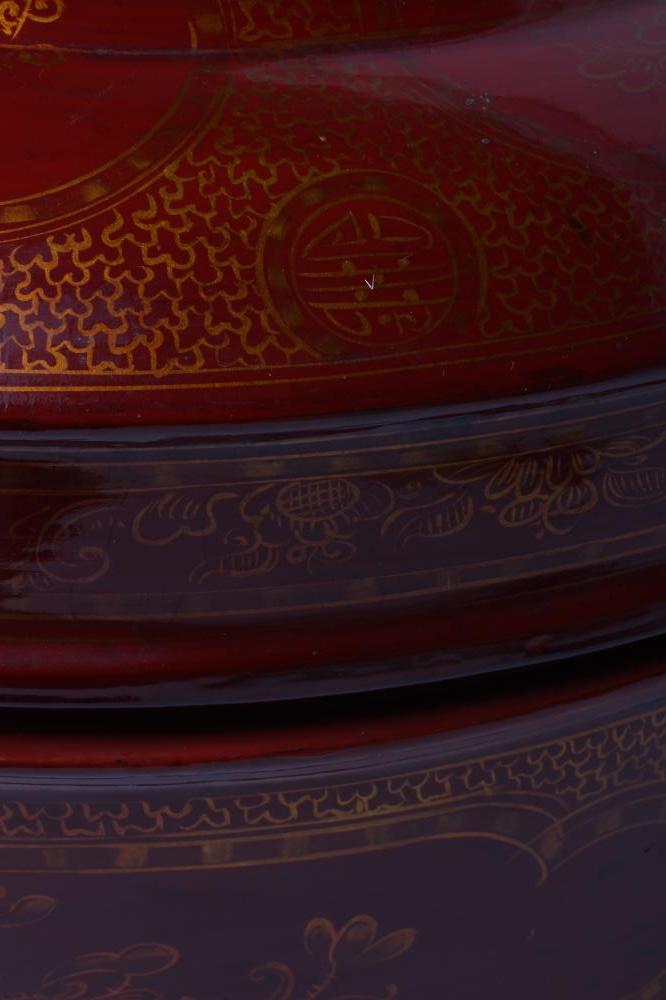 A LARGE VIETNAMESE RED LACQUER BETEL BOX AND COVER, modern, of plain cylindrical form with lift- - Bild 4 aus 7