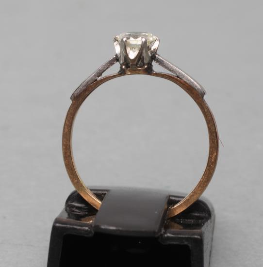 A SOLITAIRE DIAMOND RING, the round brilliant of approximately 0.25cts, claw set to white - Image 2 of 2