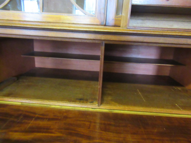 A GEORGIAN MAHOGANY SECRETAIRE BOOKCASE, c.1800, with rosewood banding and stringing, the lambrequin - Image 14 of 15