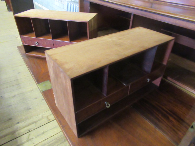 A GEORGIAN MAHOGANY SECRETAIRE BOOKCASE, c.1800, with rosewood banding and stringing, the lambrequin - Image 12 of 15