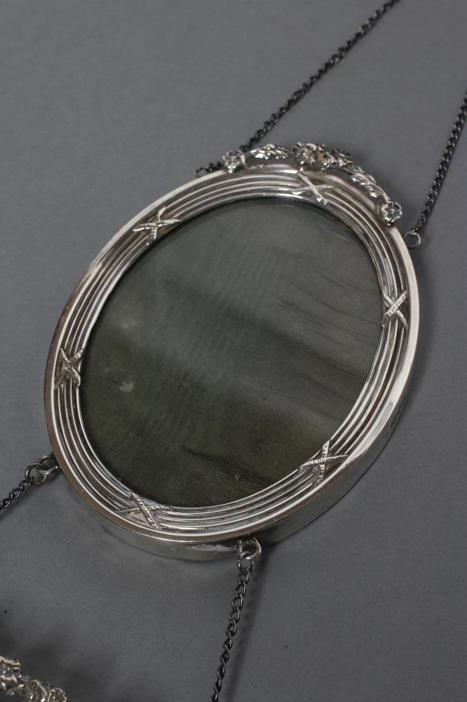 AN EDWARDIAN HANGING DOUBLE OVAL PHOTOGRAPH FRAME, maker William Comyns, London 1907, the reeded - Image 3 of 3