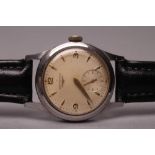 A GENTLEMAN'S LONGINES WRISTWATCH, the champagne dial with gilt metal Arabic quarter numerals and