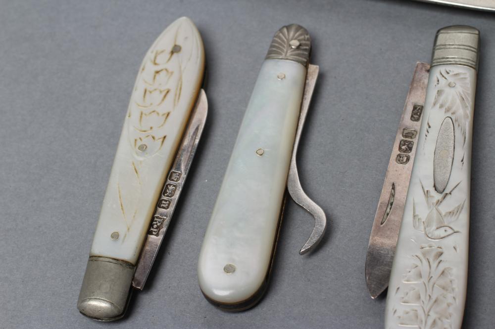 A COLLECTION OF FIVE FOLDING FRUIT KNIVES all with silver blades and mother of pearl handles, - Image 3 of 8