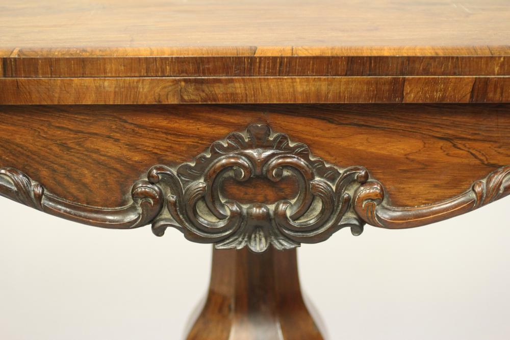 AN EARLY VICTORIAN ROSEWOOD CARD TABLE, the banded rounded oblong top opening to a circular green - Image 2 of 5